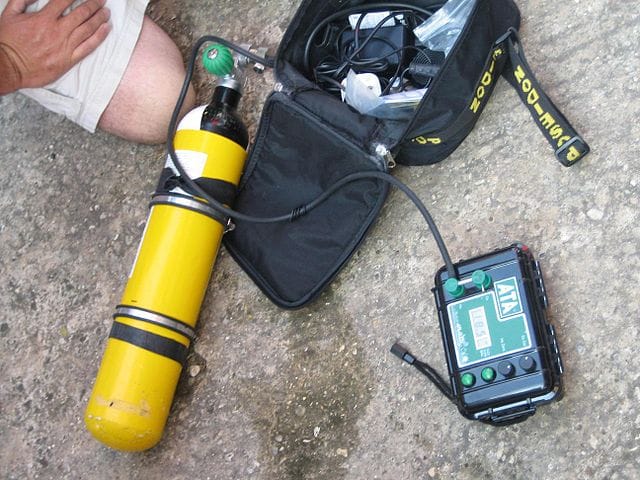 Measuring the contents of a tank with an Oxygen/Helium Analyzer